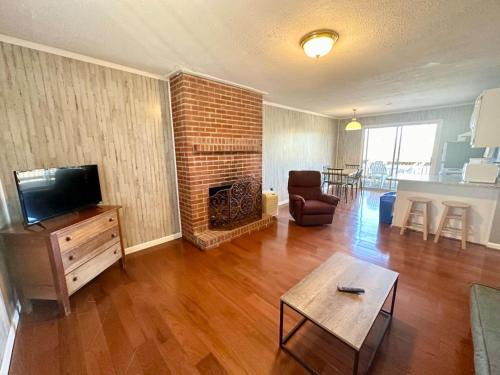 Nancy House | Cottage 11 Lees Ford Marina