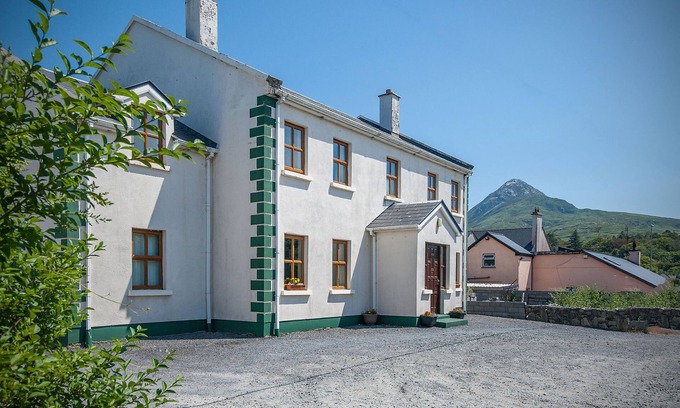 Letterfrack Cottage | Cottage 182 - Letterfrack - sleeps 12 guests in 6 bedrooms