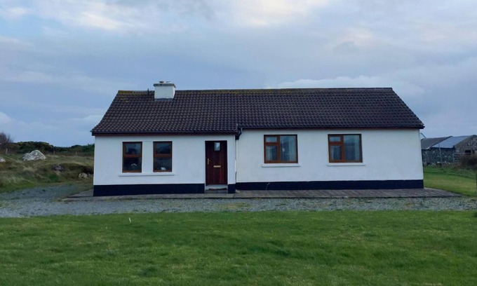 Ballyconneely Cottage | Cottage 188 - Ballyconneely - sleeps 6 guests in 3 bedrooms