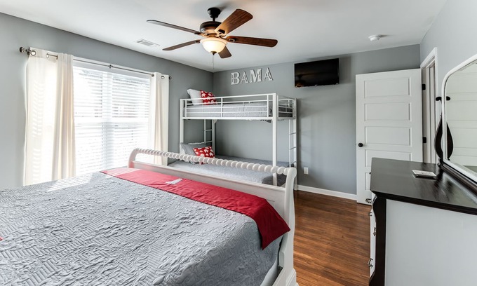 Tuscaloosa House | Cottage 2 miles from University of Alabama Campus