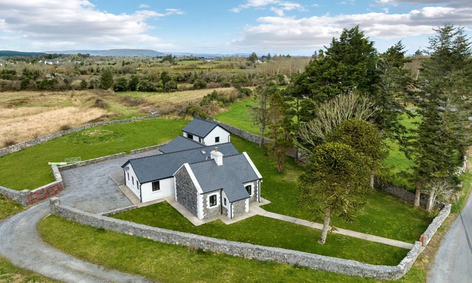 Oughterard Cottage | Cottage 345 - Oughterard - sleeps 10 guests in 4 bedrooms