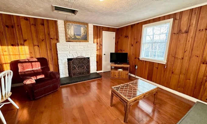 Nancy Cabin | Cottage 4- Lee’s Ford Marina