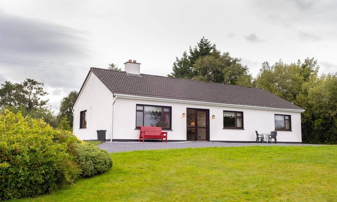 Oughterard Cottage | Cottage 431 - Oughterard - sleeps 6 guests in 4 bedrooms