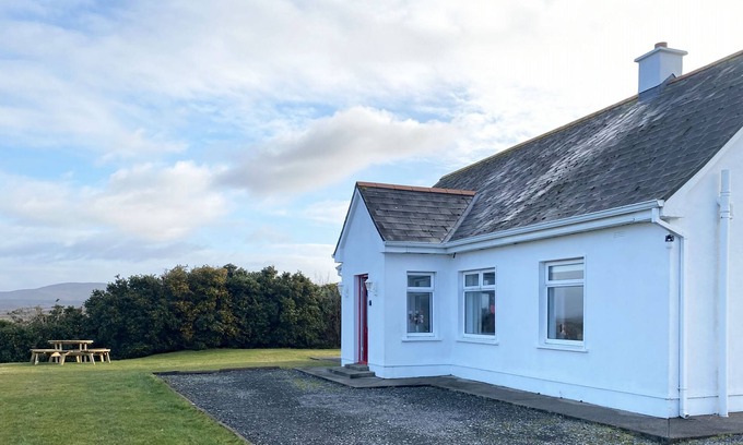 Connemara Cottage | Cottage 465 - Cashel - sleeps 6 guests in 3 bedrooms