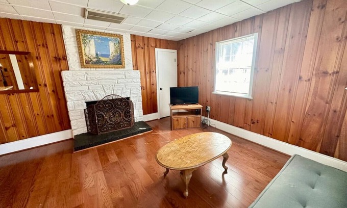 Nancy Cabin | Cottage 8- Lee’s Ford Marina