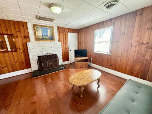 Nancy House | Cottage 8Lees Ford Marina