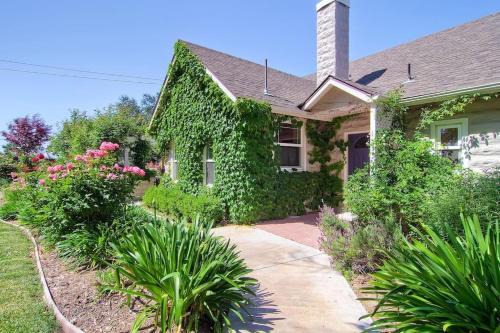 Paso Robles House | Cottage at Capitol Hill