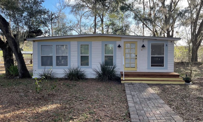 Floral City Cottage | Cottage at Water's Edge 2 Bedroom with dock, covered deck, WiFi, AC