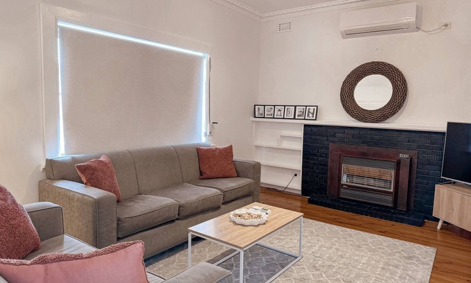 Mount Gambier House | Cottage @ Blue Lake. Quiet location and pet friendlyn