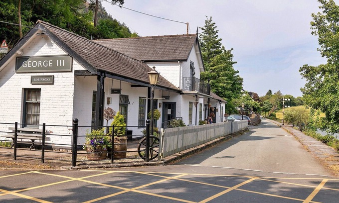 Penmaenpool Cottage | Cottage by Mawddach Trail with Stunning Views