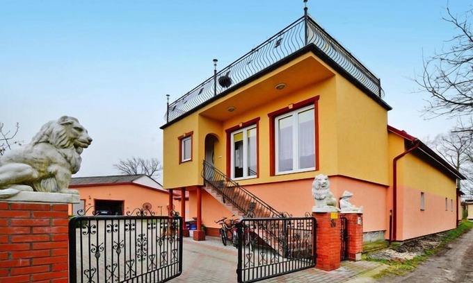 Malechowo House | Cottage by Ostrowieckie Lake with Private Beach