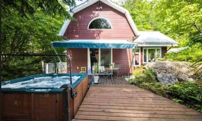 Amherst Cottage | Cottage by River Falls with Hot Tub & Sauna