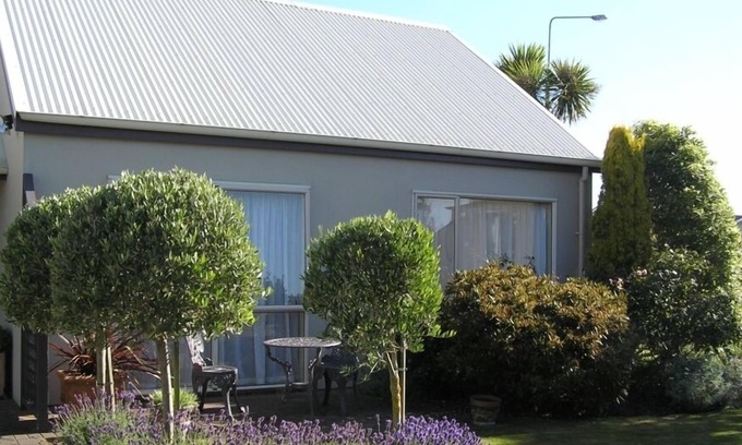 Invercargill Cottage | Cottage by the Tower. Quality Modern accommodation