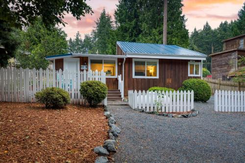 Freeland House | Cottage By The Bay by AvantStay 0.5mi to Beach