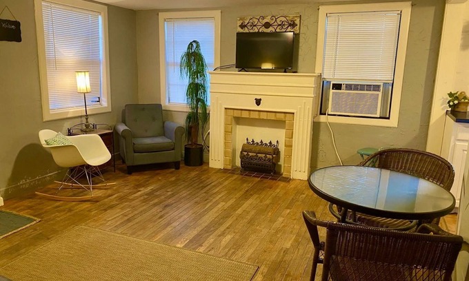Amarillo House | Cottage by the College.