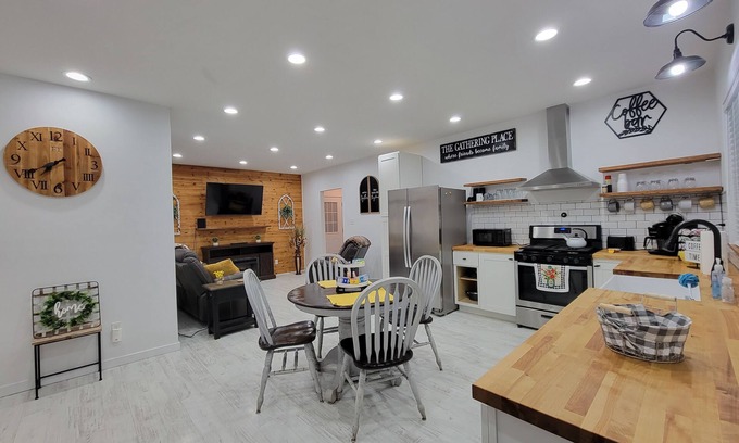 Casey Cottage | Cottage By The Park Home of The Big Things