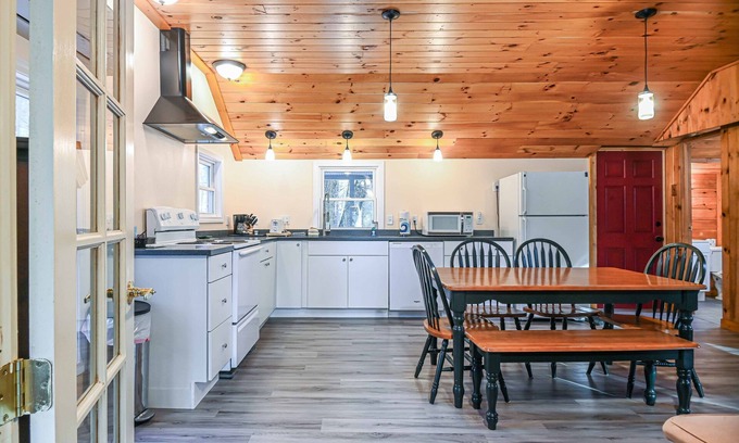 South Sanford Cabin | Cottage by the Pond – The Perfect Cozy Escape! Great for Couples and Families