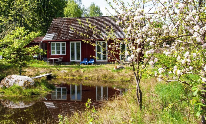 Bolmen Cottage | Cottage by the pond in Bolmen, near the lake, canoe,sauna playhouse bicycles, Wi-FI