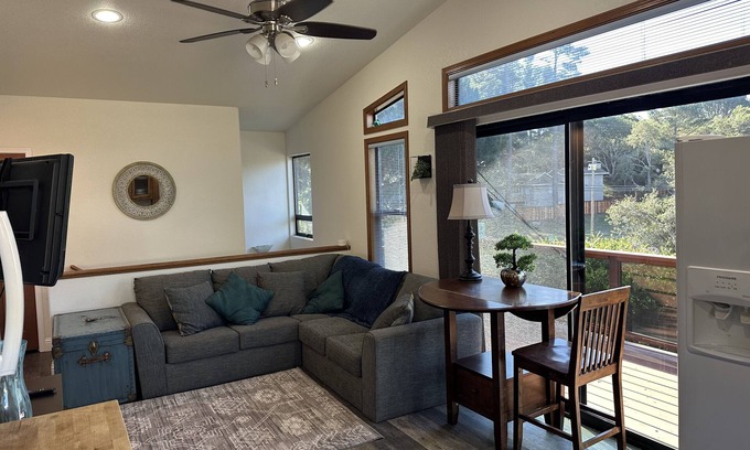 Marine Terrace House | Cottage By The Sea And Trails. Blocks from the Fiscalini Preserve.