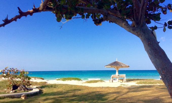 Silver Sands Villa | COTTAGE BY THE SEA - steps from Beach -chef included - THE YELLOW CANARY