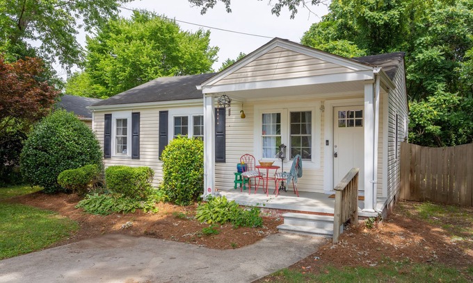 Old Irving Park House | Cottage Central to Downtown/Midtown & walk to hospital
