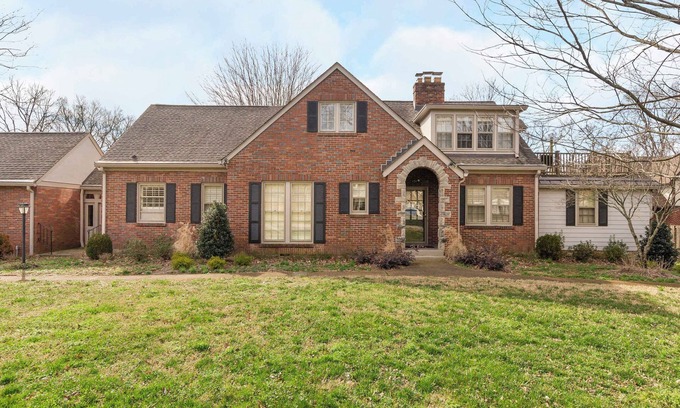 Green Hills House | Cottage Charm | Private Rooftop Deck
