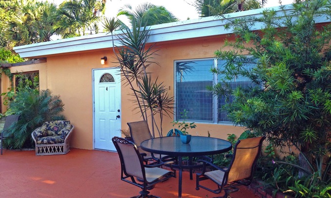 North Central Hollywood Cottage | Cottage. Clean/Quiet. 750sf, 1BR, 1BA. 24h Checkin. Laundry. Breakfast. Pool.