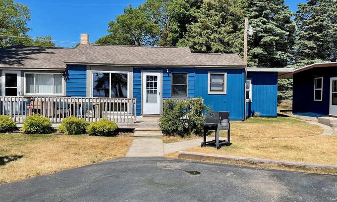 Oscoda Cottage | Cottage Cove · Lake Huron Beach Cottage No. 11