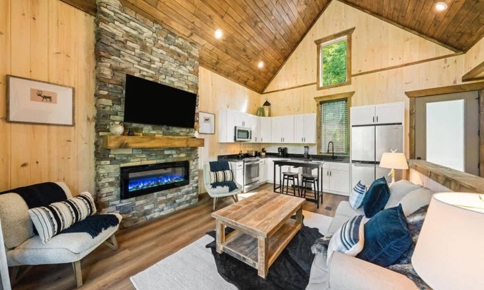 Sevierville Cabin | Cottage Cove Oasis - Lakefront with Hot Tub