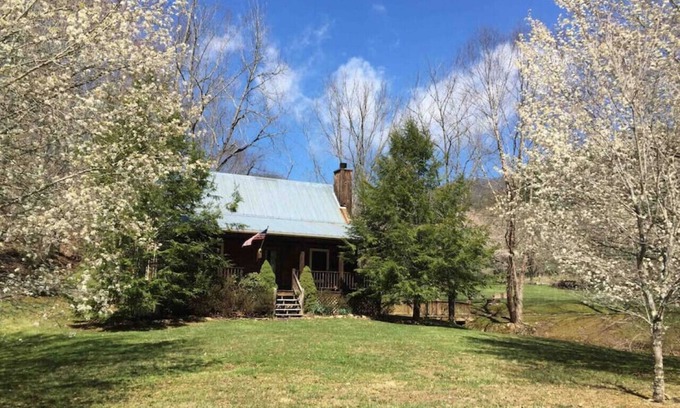 Weaverville Cottage | Cottage · Cozy cottage for work & play!