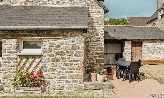 Saint-Carne House | Cottage 'Dépendance Au Charme Local' with Private Terrace, Shared Garden and Wi-Fi