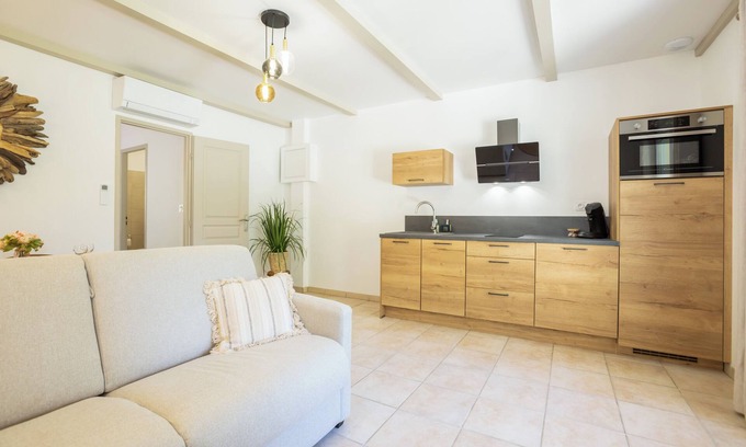 Eyguieres Apartment | Cottage 'Domaine De Meyrol - Gite 1' with Mountain View, Wi-Fi and Air Conditioning