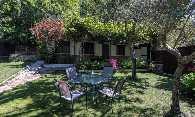 Arenas de San Pedro Cottage | Cottage 'El Castañar De Ceubia' with Mountain View, Private Terrace and Private Garden