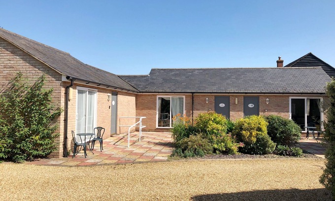 Cambridge Cottage | Cottage Elm Room at Wallis Farm House