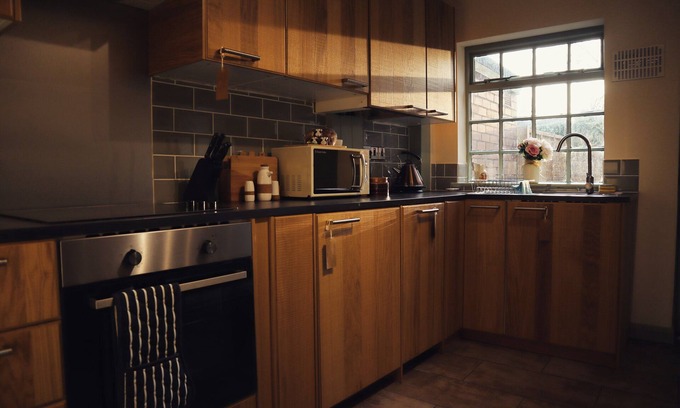 Lincoln House | Cottage Family Private Bathroom with a Street View
