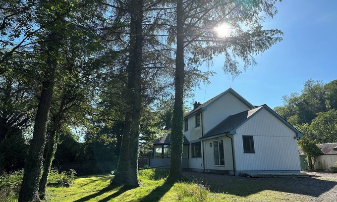 West Laroch Cottage | Cottage for 8 - ideally located between Glencoe and Fort William close to shore.