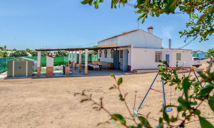 Lepe House | Cottage for large groups of people.