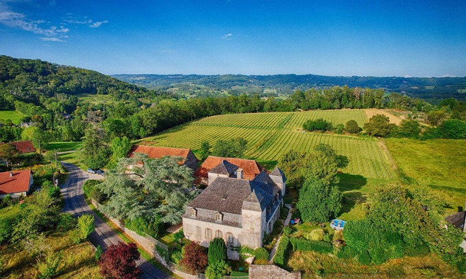 Saint-Bazile-de-Meyssac House | Cottage in the park of an 18th-century Manor. Magnificent view of the vineyards.
