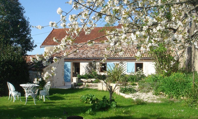 Saint-Fort-sur-Gironde Cottage | Cottage * 4 people with private garden in village Saintongeais estuary 5 km