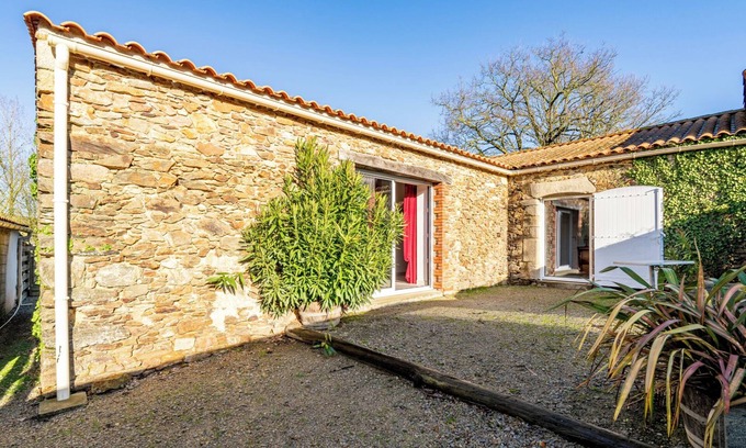 Saint-Julien-des-Landes House | Cottage 'La Clé Des Champs' with Private Terrace, Private Garden and Wi-Fi