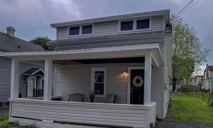 Auburn Cottage | Cottage getaway, pet friendly, fully fenced yard