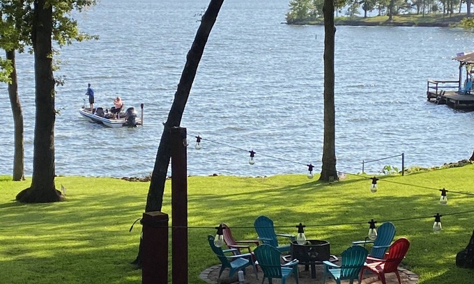 Henderson County House | Cottage Getaway@the LAKE-Brierwood Bay Lakehouse, New Paint, Waterfront, Shaded!