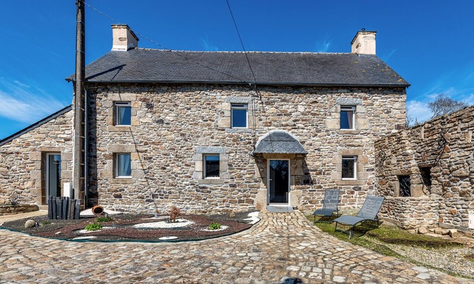 Guilers House | Cottage 'Gite 8 Pers Au Calme - 9kms Plages' with Shared Terrace, Private Garden and Wi-Fi
