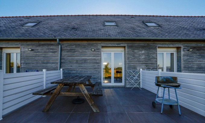 Cast House | Cottage 'Gite Gwenn Ha Du' with Private Terrace, Shared Garden and Wi-Fi