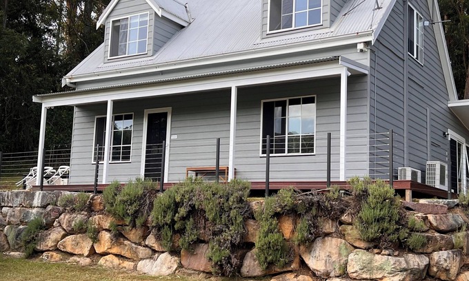 Macmasters Beach Cottage | Cottage Hill Creek: guest house near beach & bush