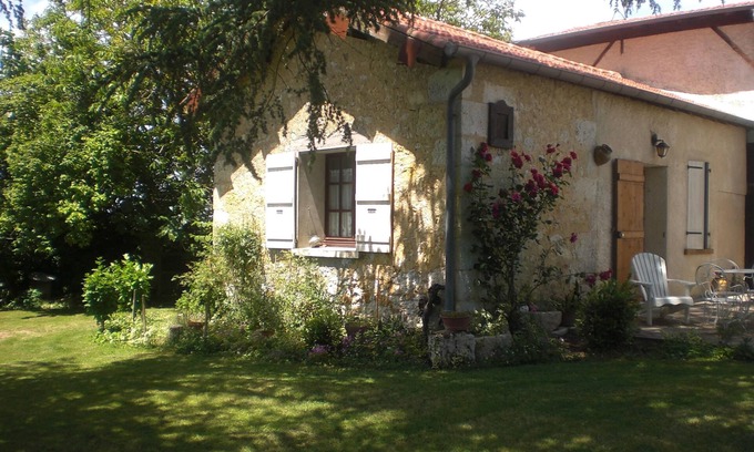 Beraut Apartment | Cottage in a farm with swimming pool located in a Park with century-old cedars.