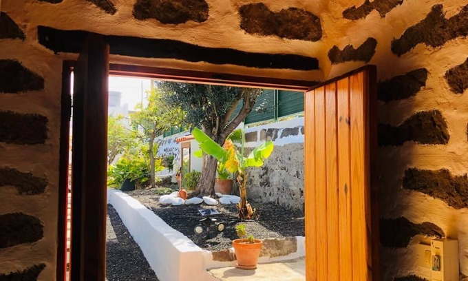 La Solana Cottage | Cottage in a quiet area with beautiful views, cozy style and well-kept garden.