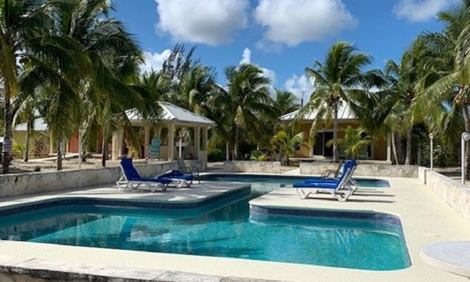 Sandy Point Cottage | Cottage in an Oasis of Palm Tree's with a Pool - 5mn from Beach!