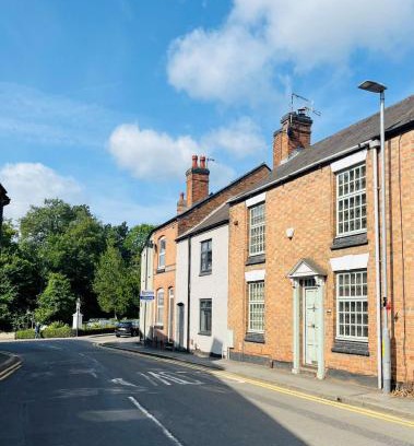 Hinckley House | Cottage in Central Burbage Leicestershire