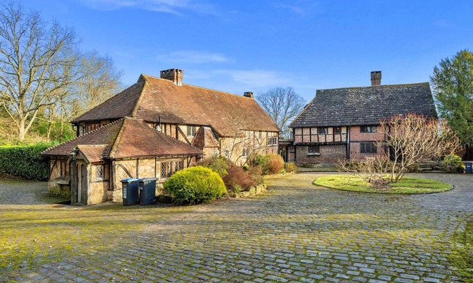 Crawley Down Cottage | Cottage in Crawley Down with Hot Tub & Tennis